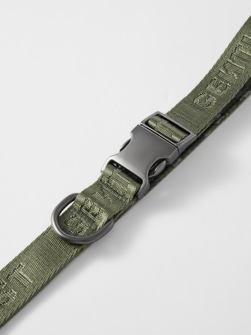 GENTLEBEAST green short leash for dogs, featuring a sturdy clip and comfortable handle design.