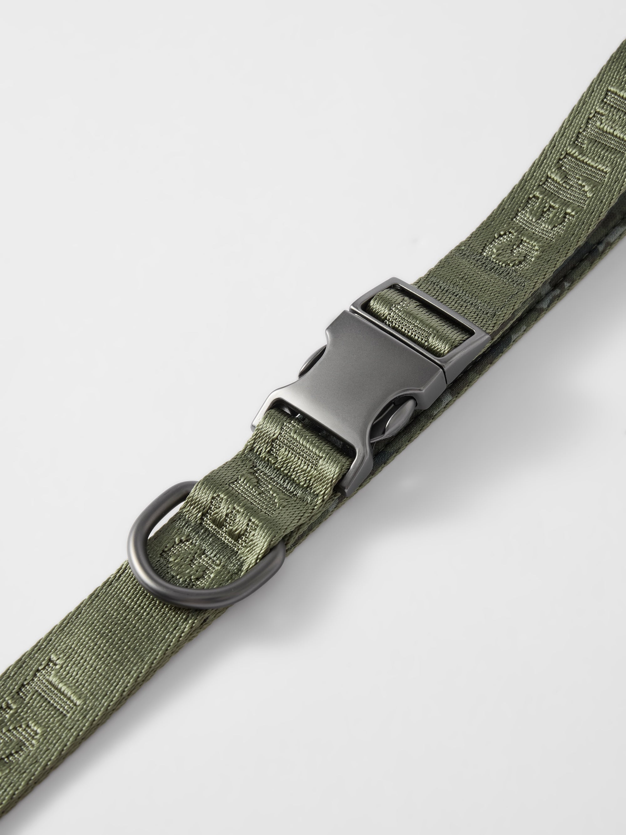 GENTLEBEAST green short leash for dogs, featuring a sturdy clip and comfortable handle design.