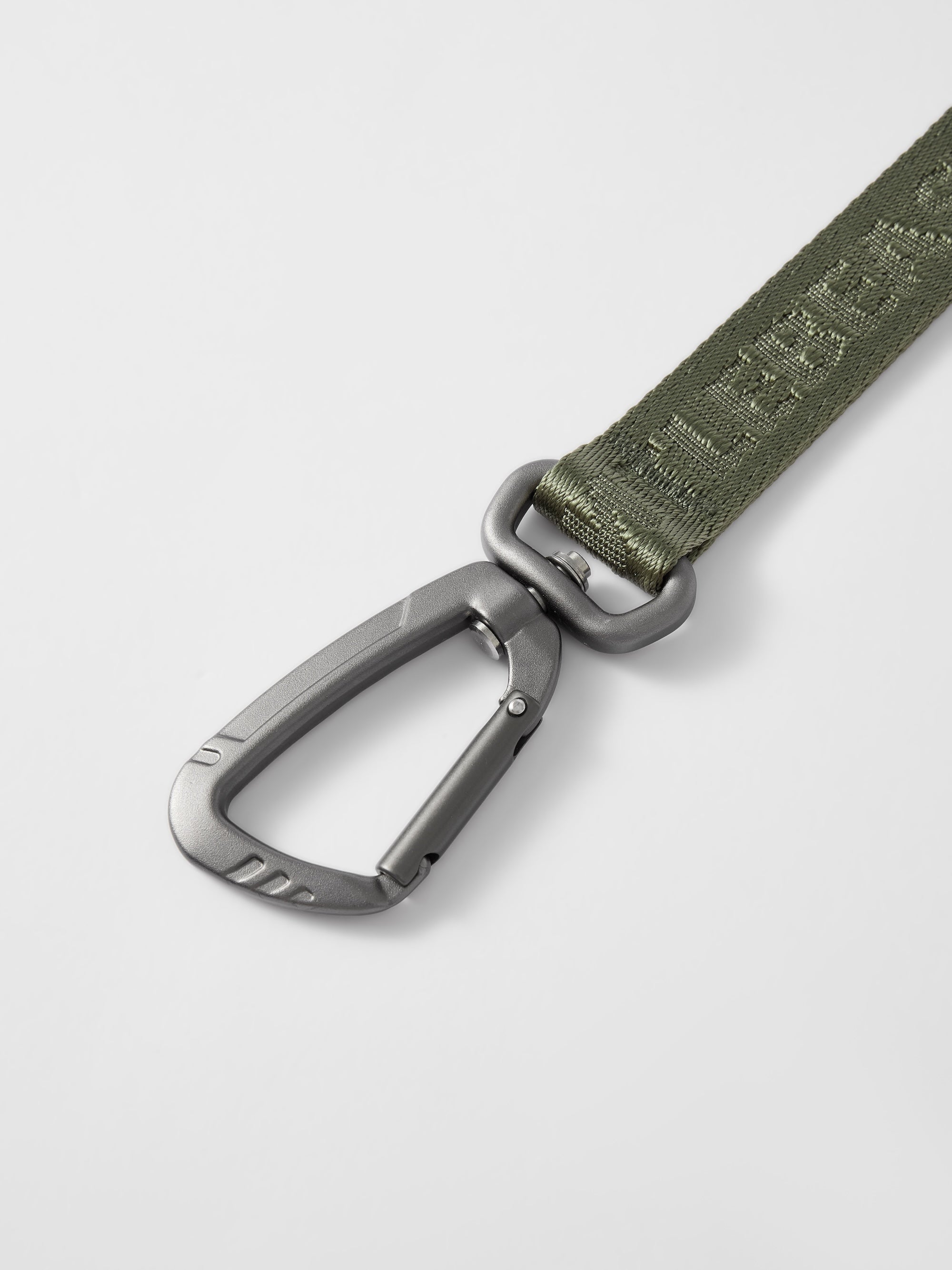 GENTLEBEAST green short leash for dogs, featuring durable fabric and a sturdy clip, ideal for daily walks.