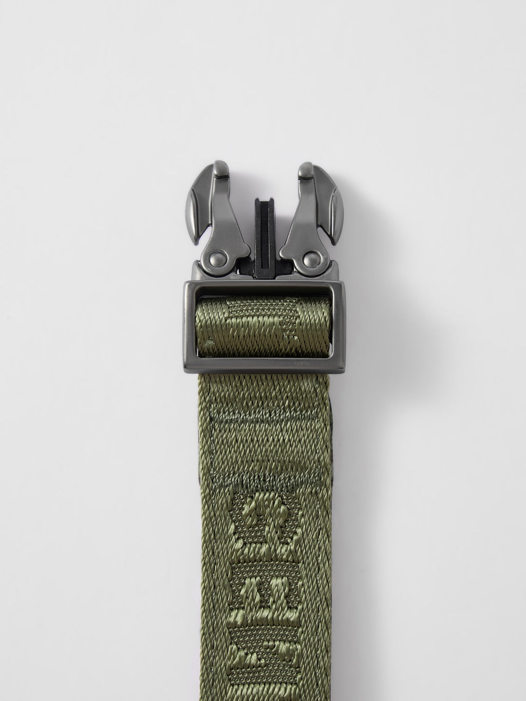 GENTLEBEAST green short dog leash with sturdy clip and comfortable grip, perfect for walks and training.