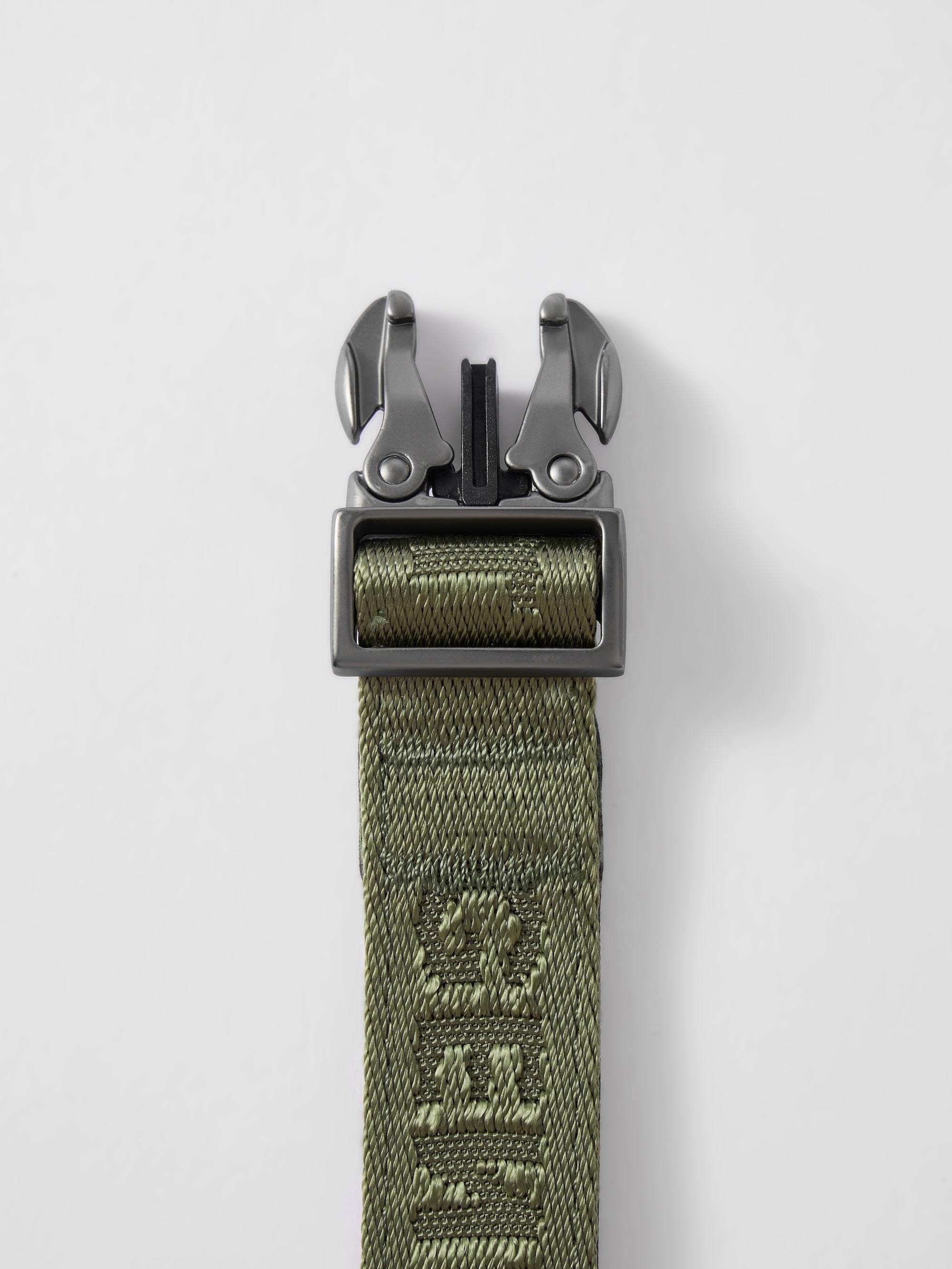 GENTLEBEAST green short dog leash with sturdy clip and comfortable grip, perfect for walks and training.