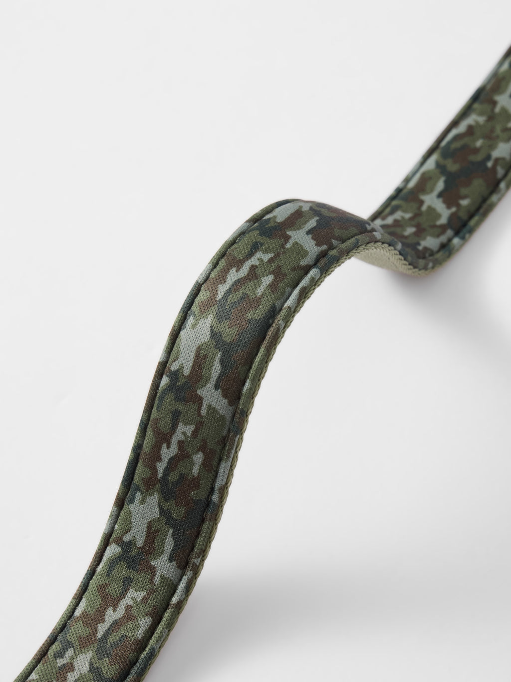 GENTLEBEAST green short dog leash, featuring a sturdy clip and soft grip handle, ideal for walks and training.