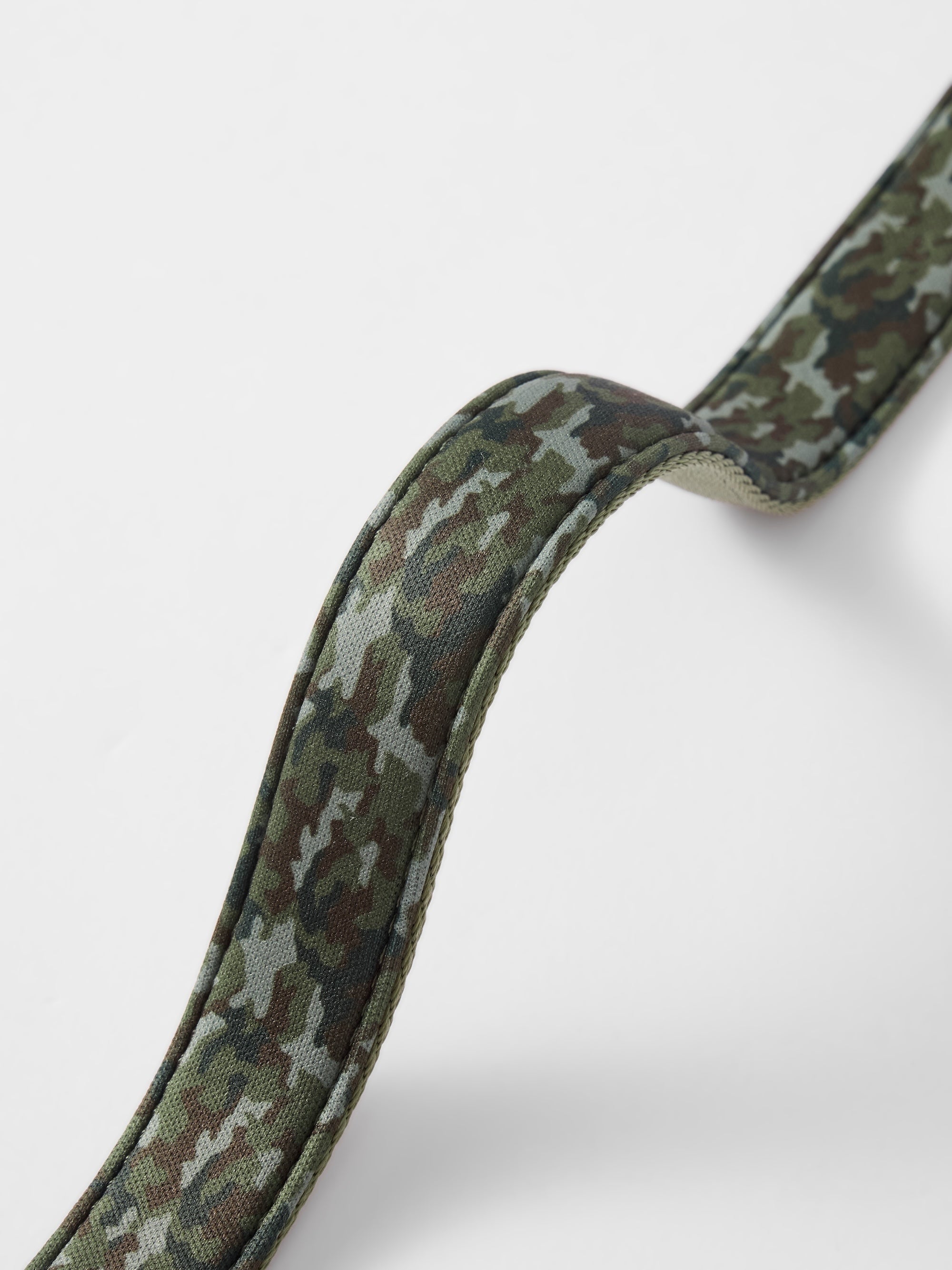 GENTLEBEAST green short dog leash, featuring a sturdy clip and soft grip handle, ideal for walks and training.