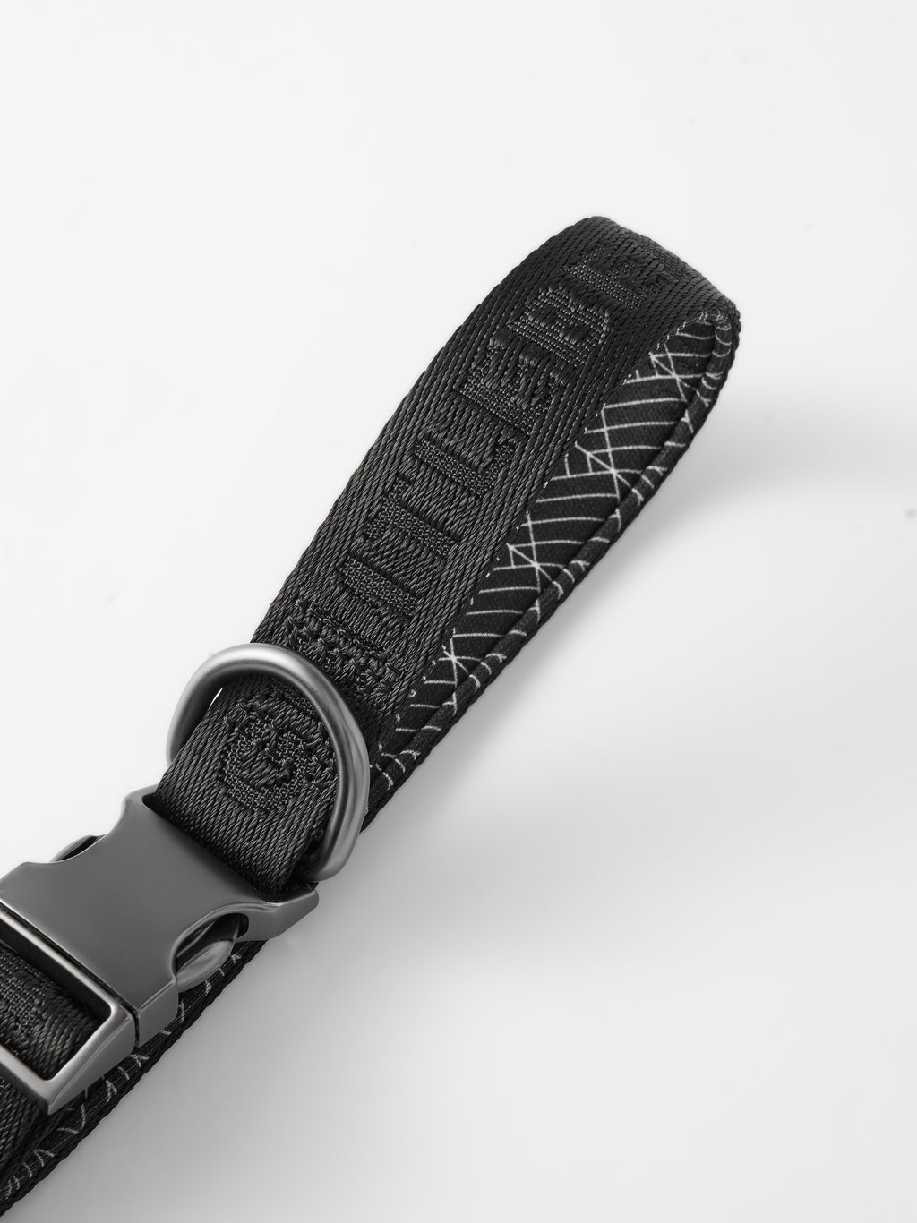 GENTLEBEAST hands-free dog leash with adjustable belt and durable clip, ideal for walking or jogging with your dog.