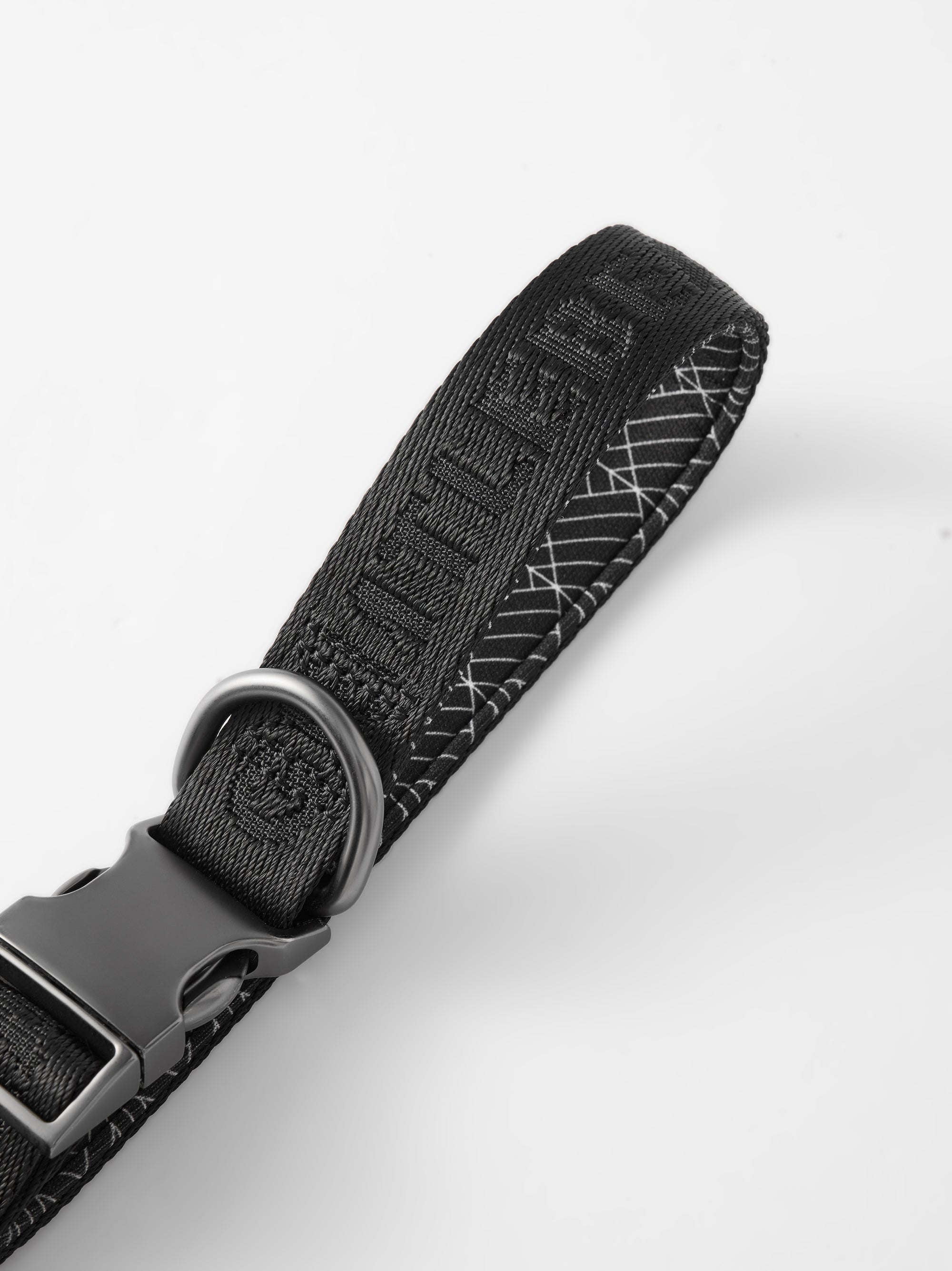GENTLEBEAST hands-free dog leash with adjustable belt and durable clip, ideal for walking or jogging with your dog.