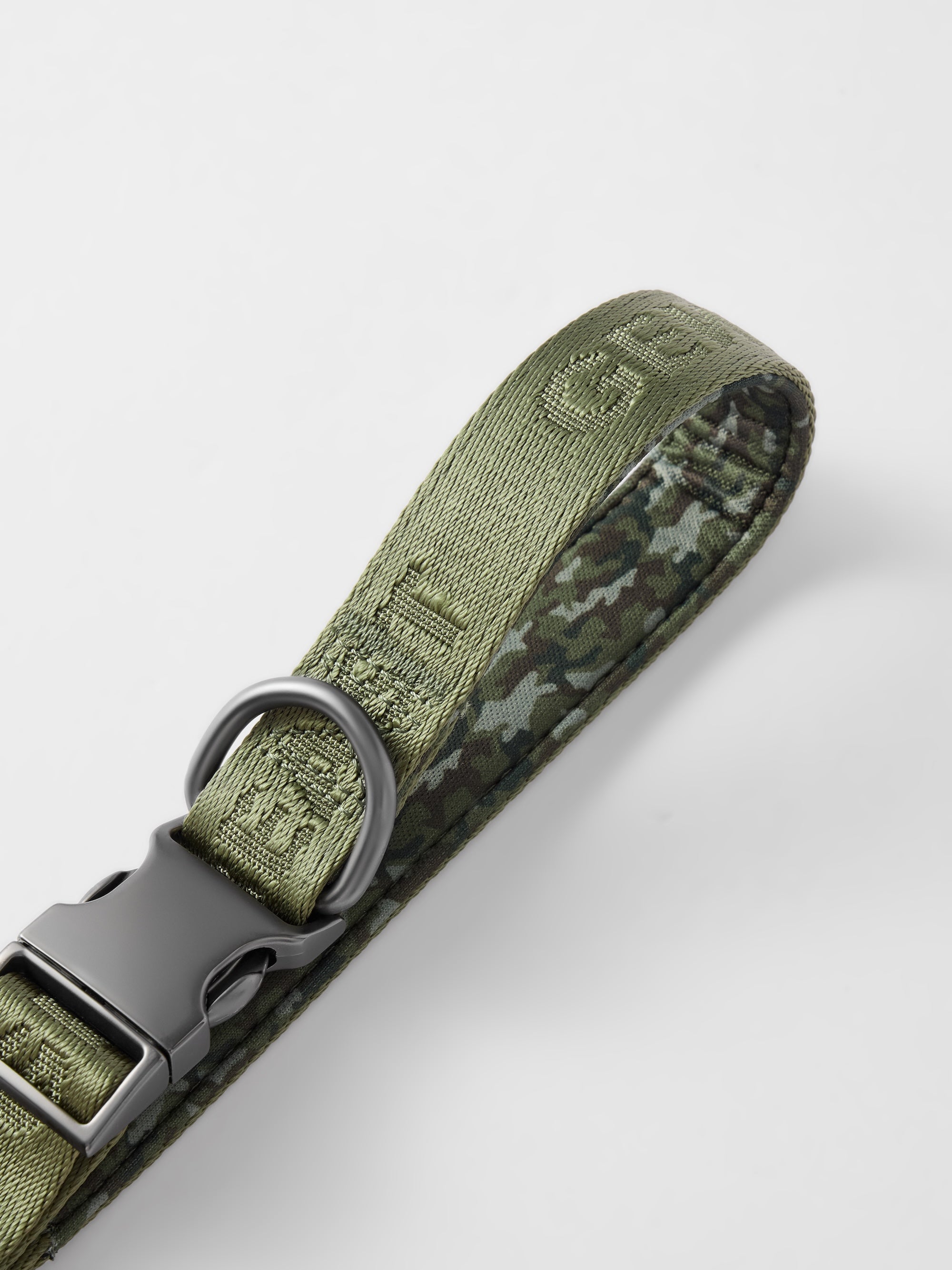 Hands-free dog leash by GENTLEBEAST, featuring adjustable straps and a comfortable design for walking and jogging with dogs.