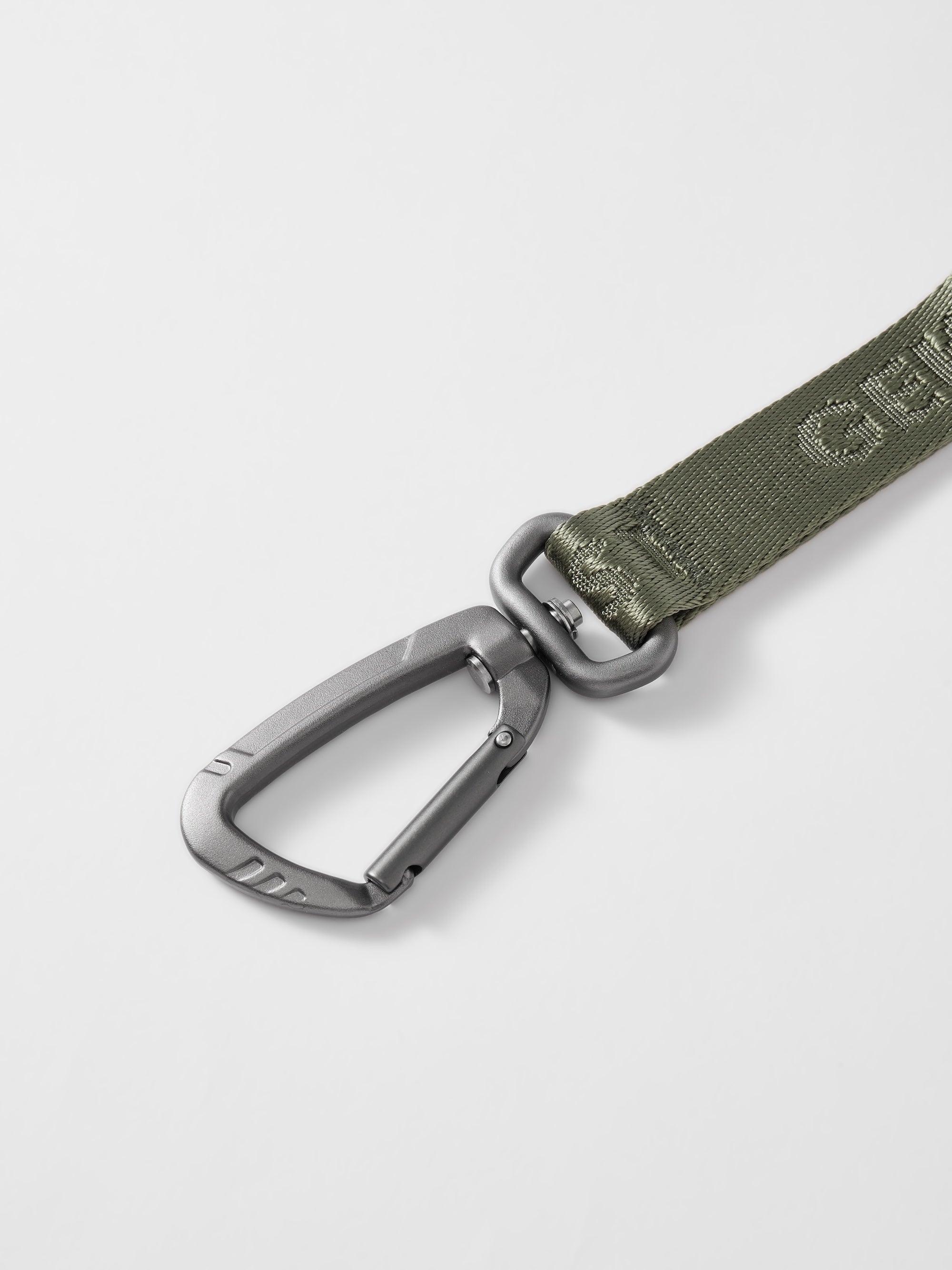 GENTLEBEAST green dog leash with sturdy clasp and comfortable grip, perfect for daily walks and outdoor adventures.