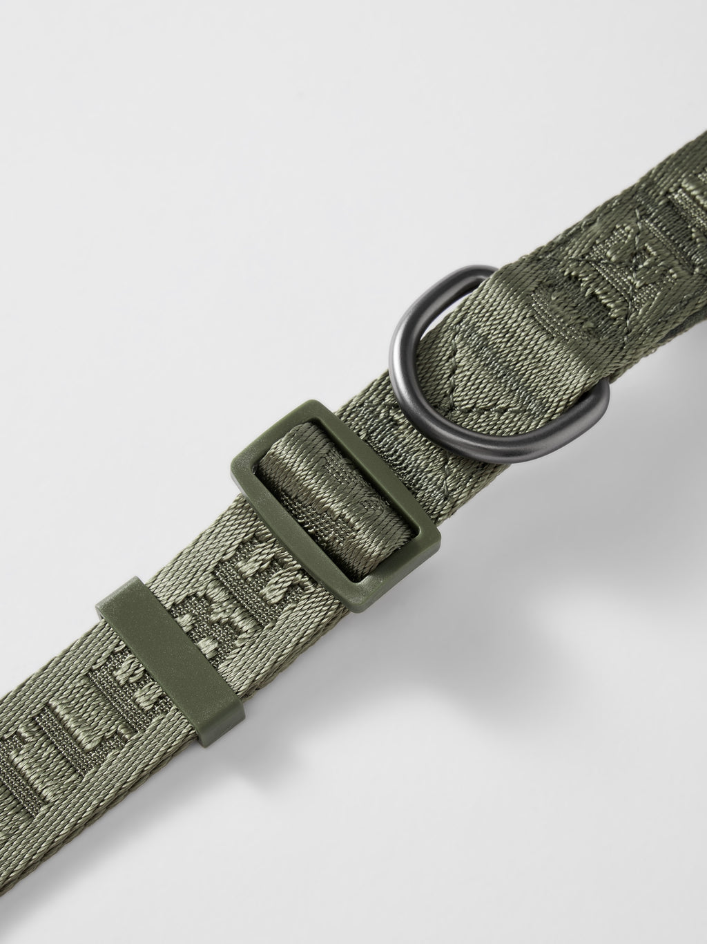 GENTLEBEAST green dog leash with a sturdy clip, featuring a comfortable grip and durable design for walks.