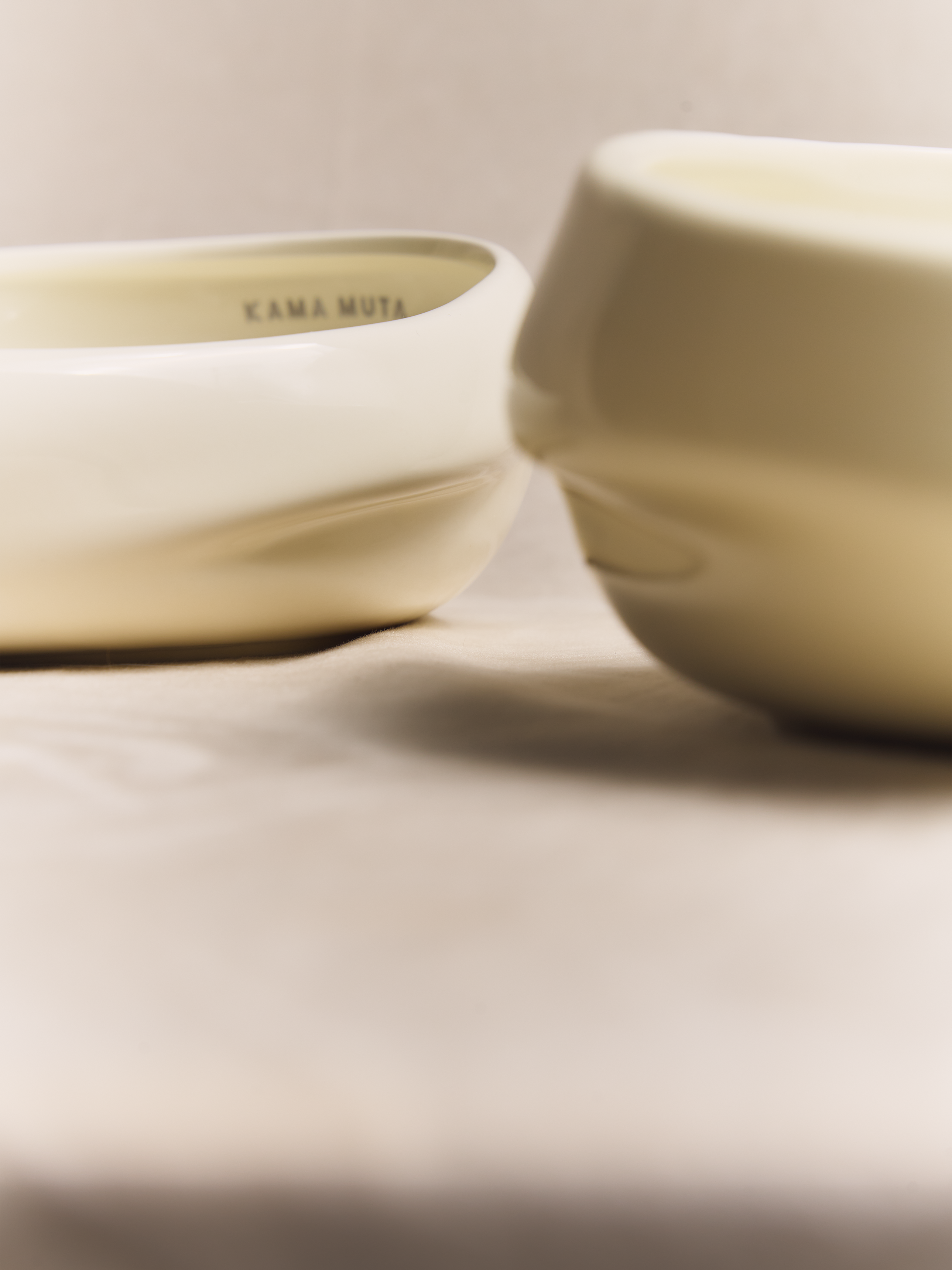 KAMA MUTA ceramic pet bowl in a vibrant color with a smooth finish, ideal for feeding cats and dogs.
