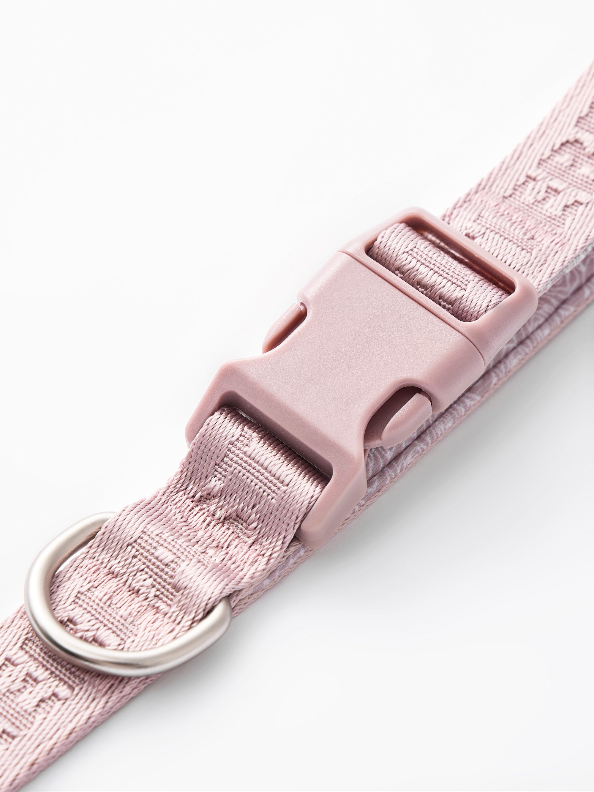 Pink short dog leash by GENTLEBEAST, featuring a sturdy clasp and comfortable grip for daily walks.