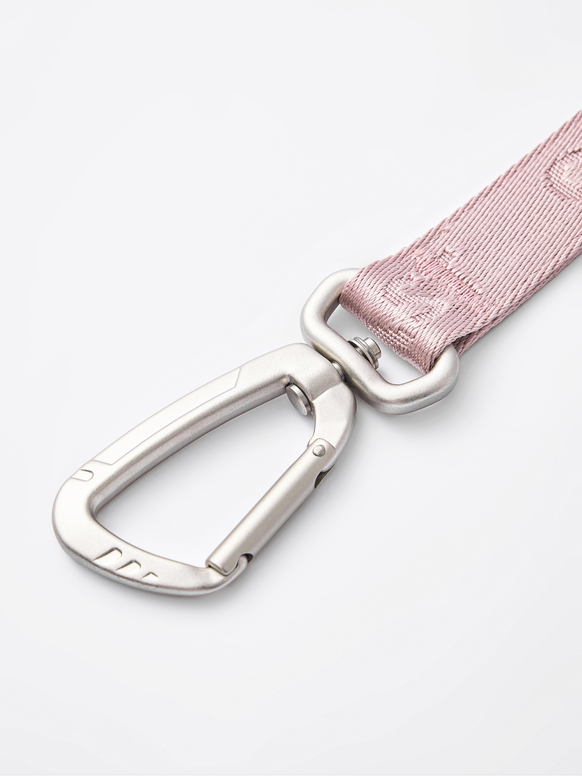 Pink short leash for dogs by GENTLEBEAST, featuring a sturdy clip and comfortable handle for easy control.