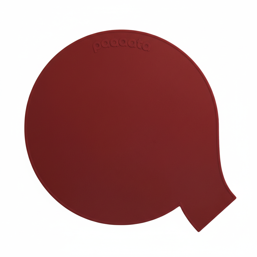 Red pet feeding mat with 'paaaata' branding on a white background