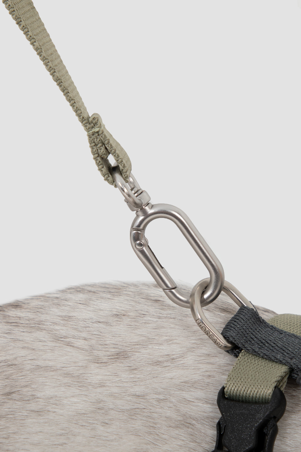 Close-up of the swivel clip and carabiner-style hook on a cat harness leash set, showing secure metal hardware and leash connection.