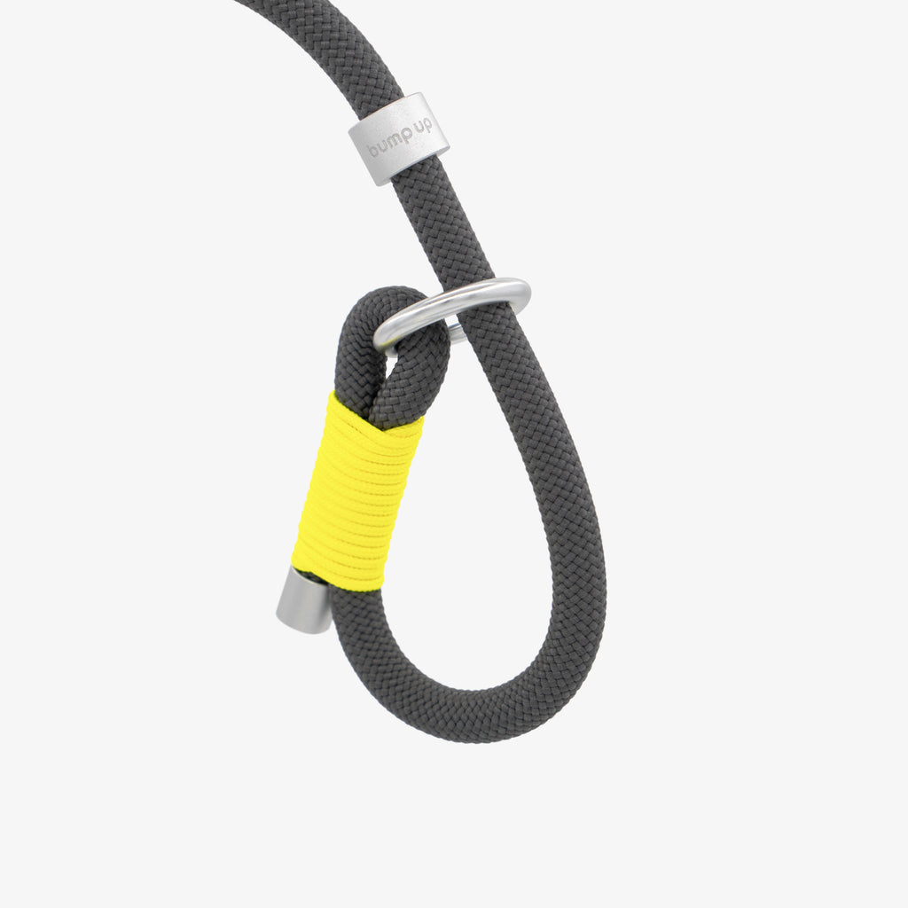 Close-up of aluminum stopper and metal ring on a braided rope dog leash, showing adjustable structure and secure connection.