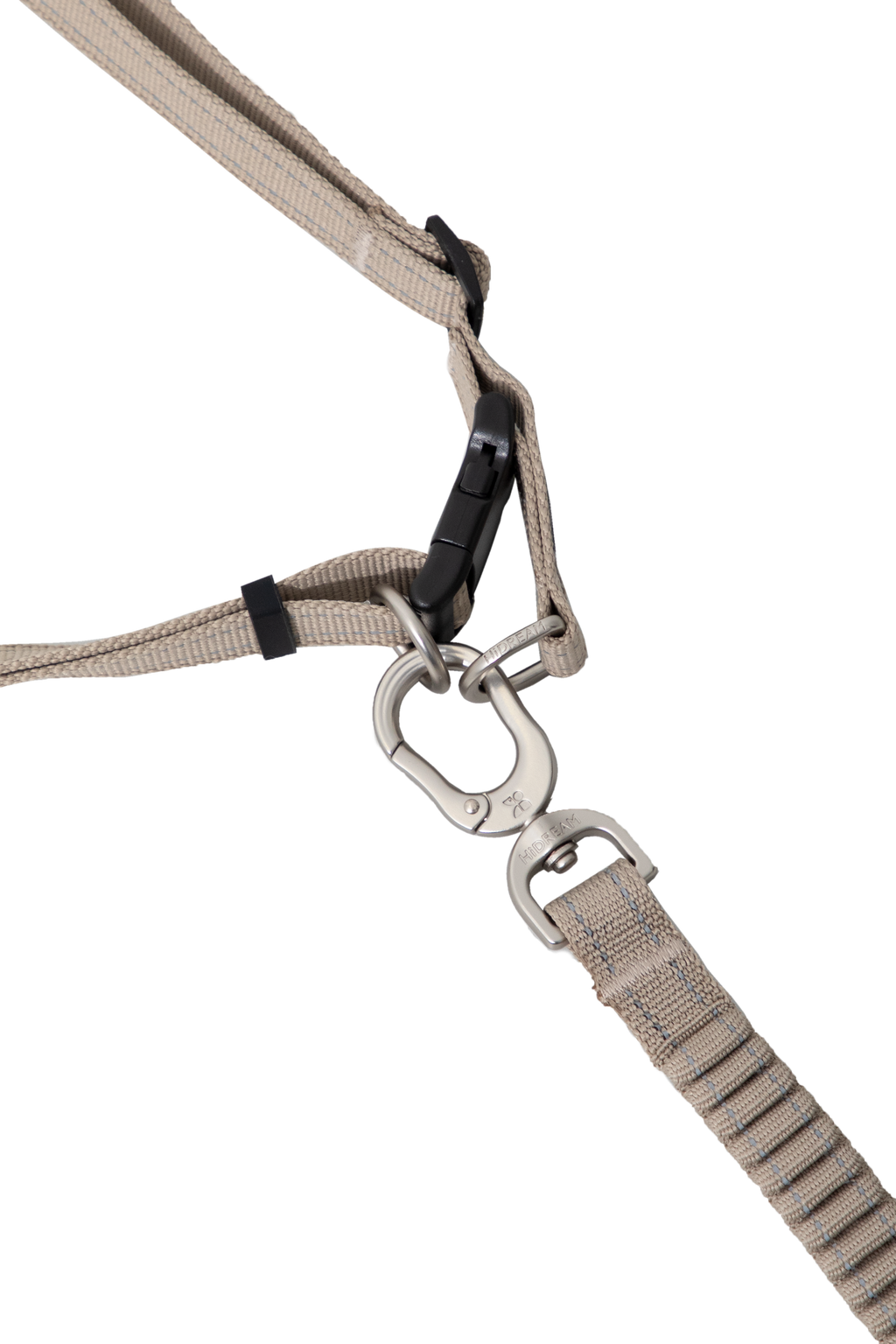 Close-up of the dog leash connection area with metal rings and a swivel clip, showing how the double-ended leash components are linked together.

