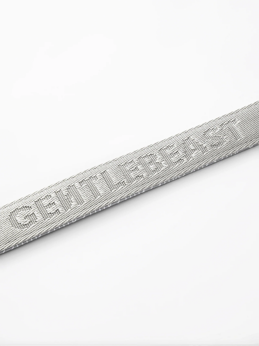 GENTLEBEAST silver short leash for dogs, showcasing durable material and a comfortable grip in a stylish design.