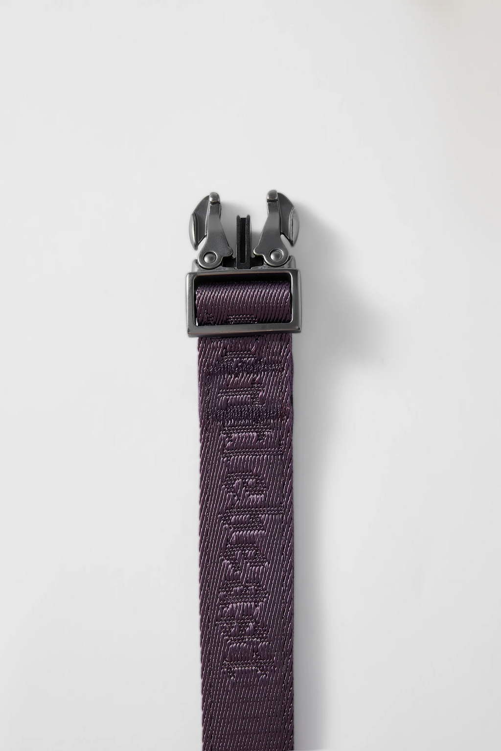 Purple short leash for dogs by GENTLEBEAST, featuring a sturdy clip and comfortable grip handle.