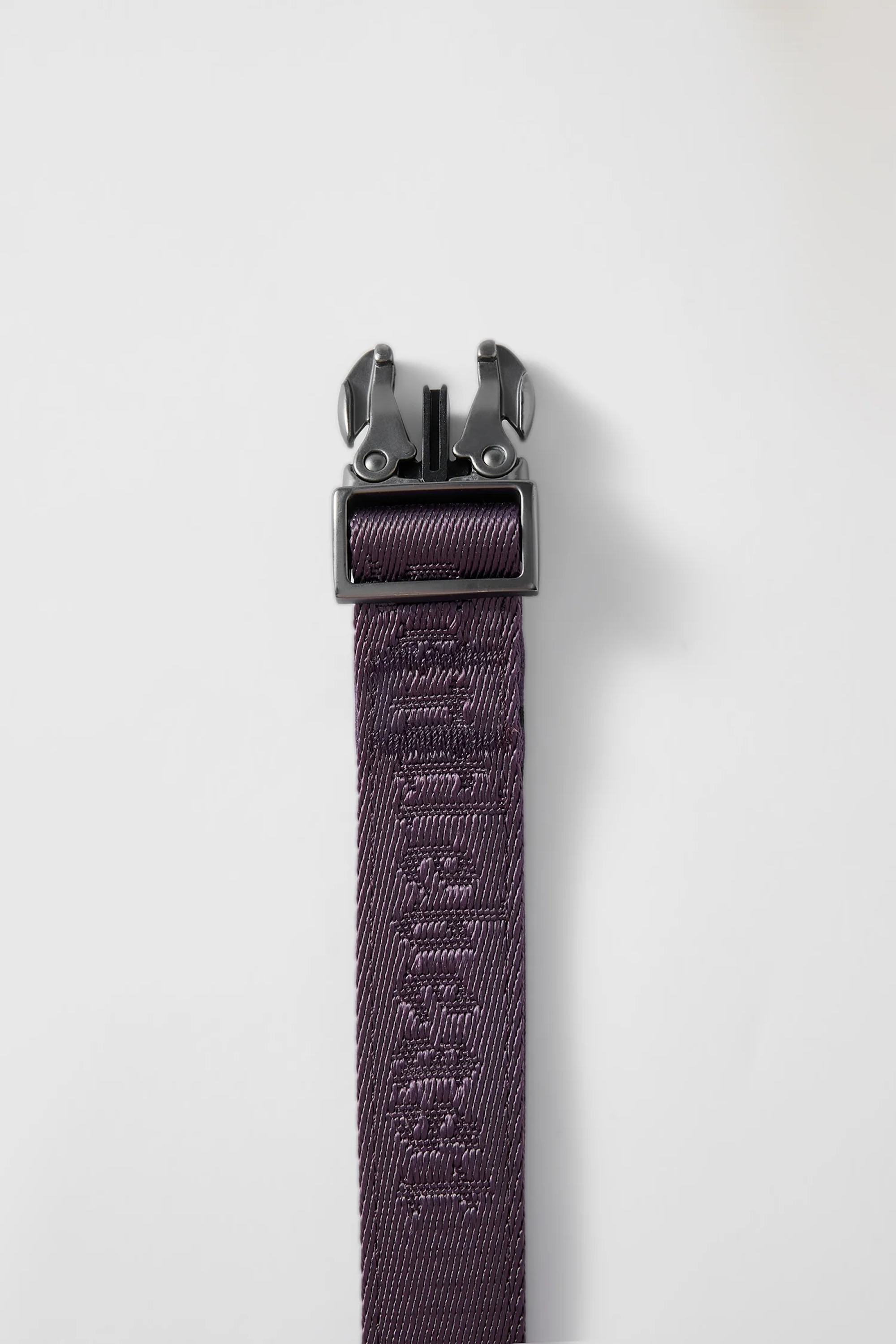 Purple short leash for dogs by GENTLEBEAST, featuring a sturdy clip and comfortable grip handle.