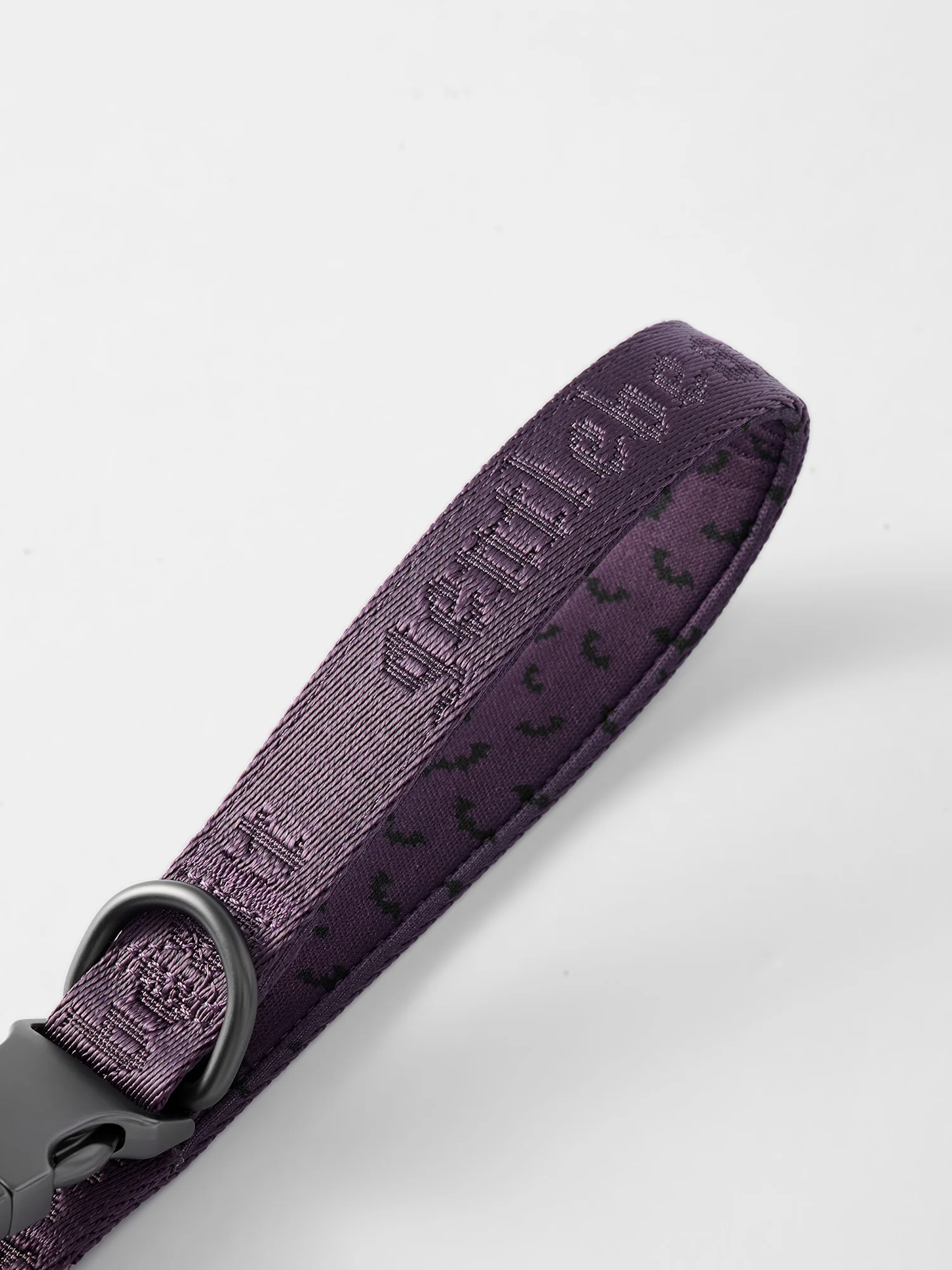Hands-free dog leash by GENTLEBEAST, featuring adjustable straps and a secure handle for walking dogs comfortably.