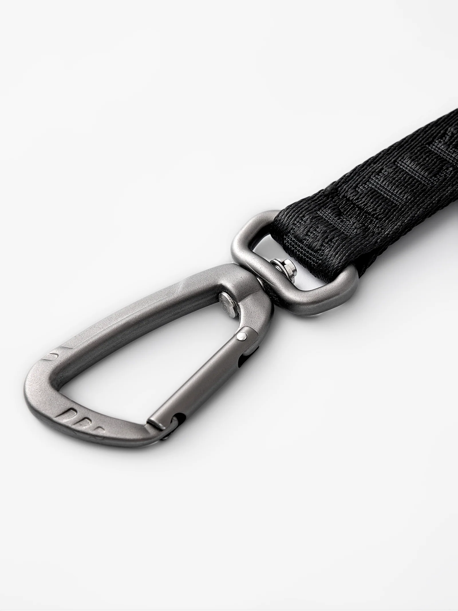 Black short dog leash by GENTLEBEAST, featuring a sturdy clasp and comfortable grip, ideal for walks and training.