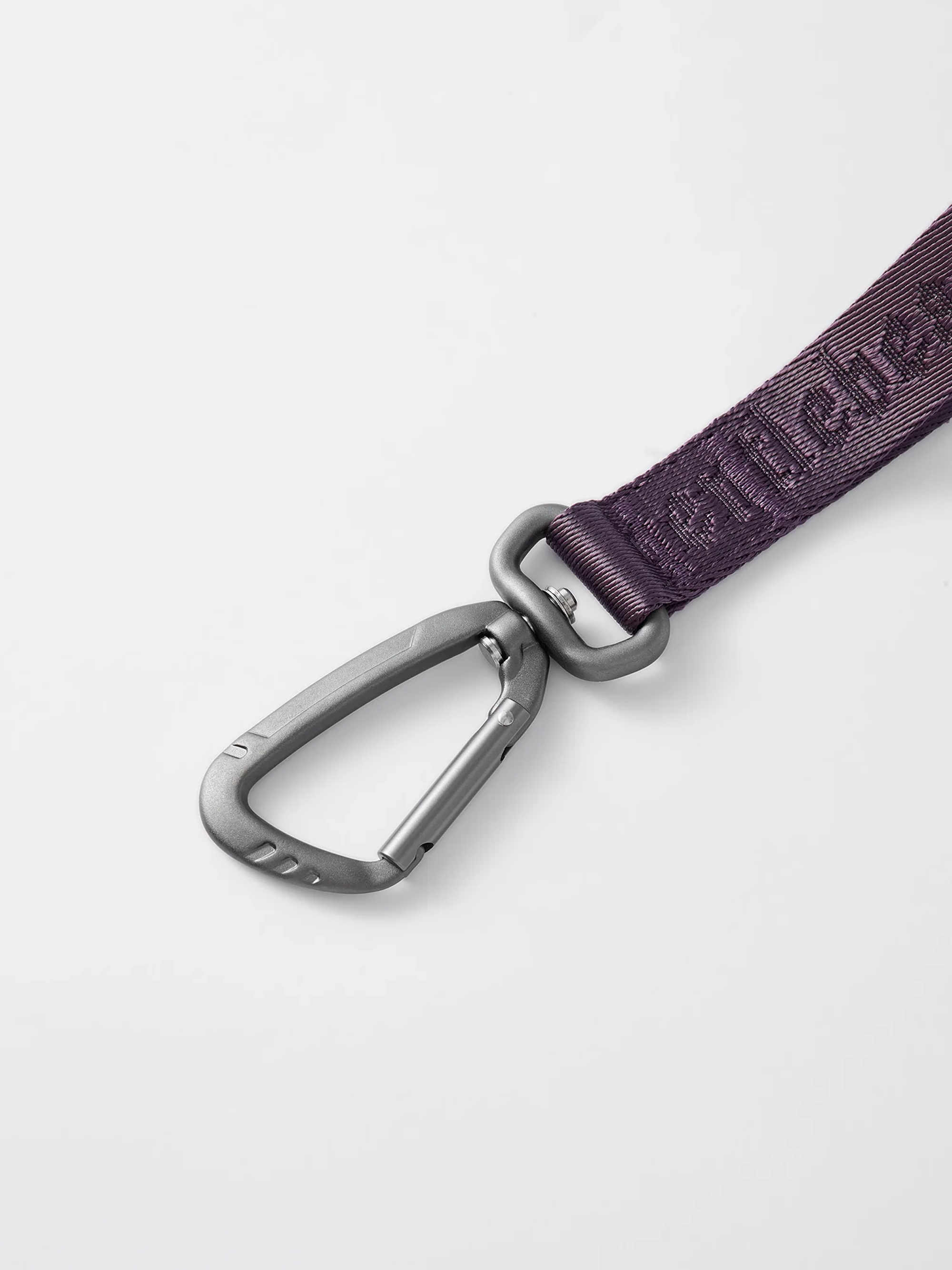 Hands-free dog leash by GENTLEBEAST, featuring adjustable straps and a secure clip for comfortable walking with pets.