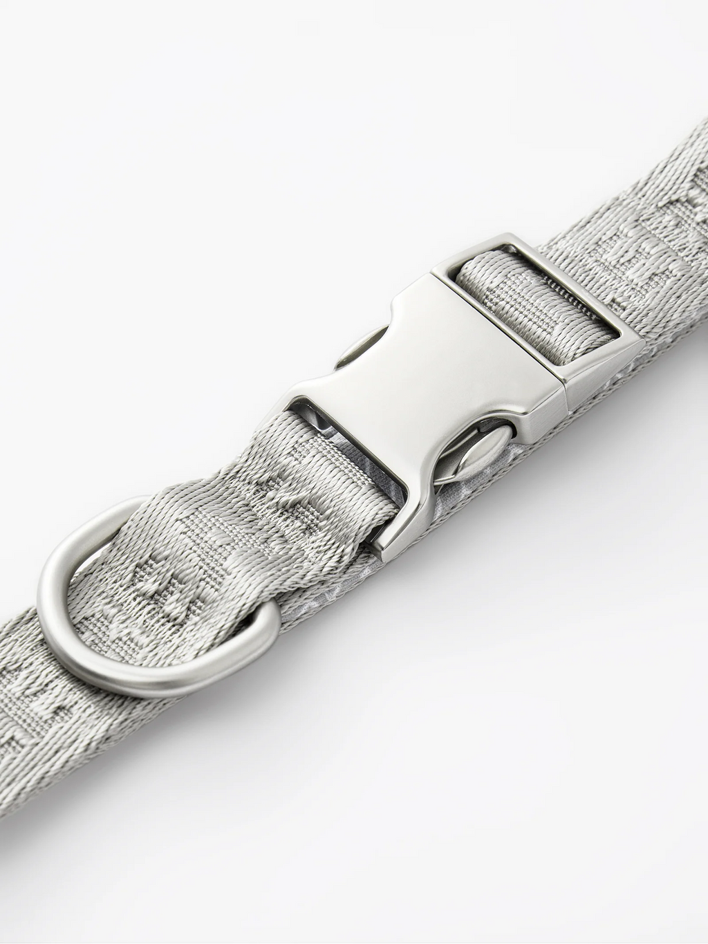 GENTLEBEAST silver dog short leash displayed on a textured surface, showcasing its sturdy design and clip.