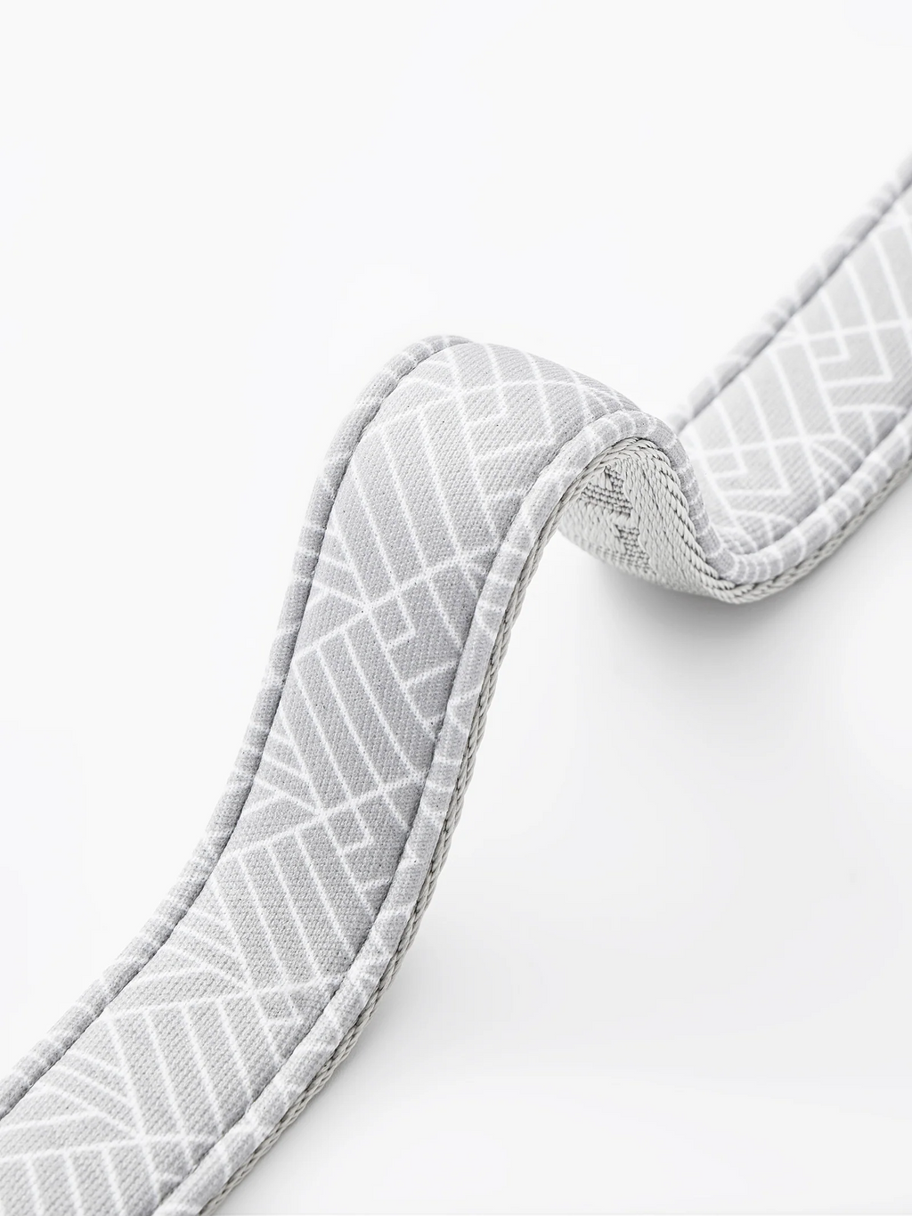 GENTLEBEAST silver short leash for dogs, featuring sturdy hardware and a comfortable grip, displayed on a light background.