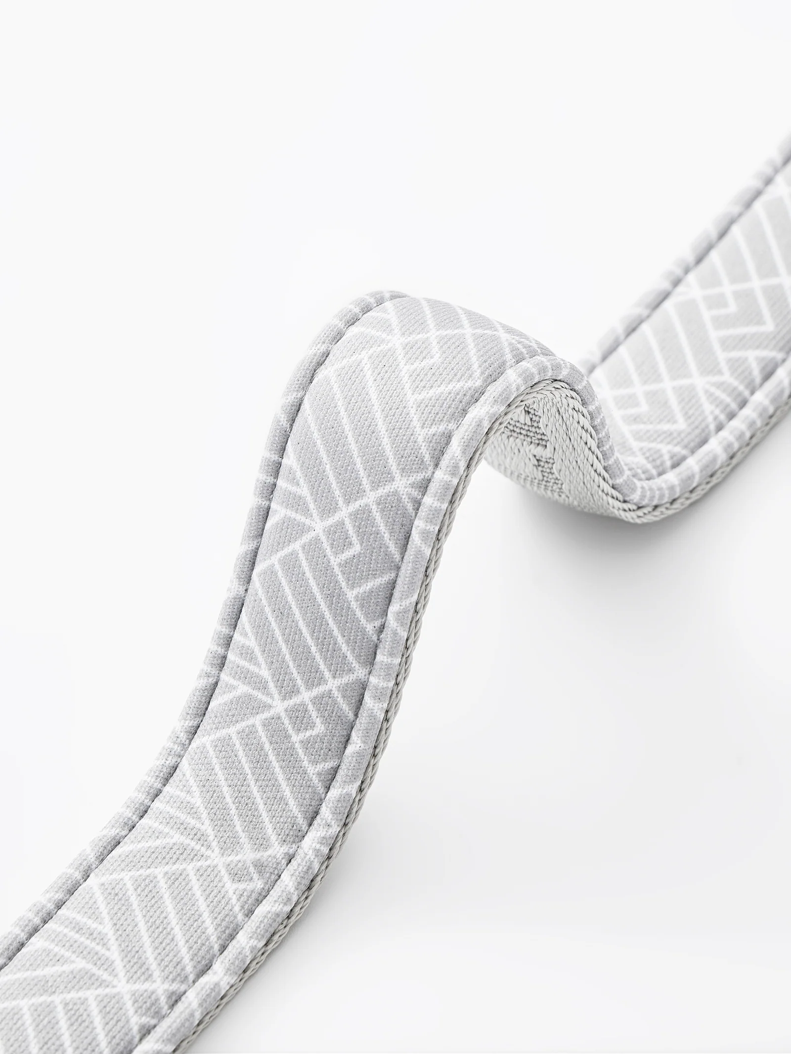 GENTLEBEAST silver short leash for dogs, featuring sturdy hardware and a comfortable grip, displayed on a light background.