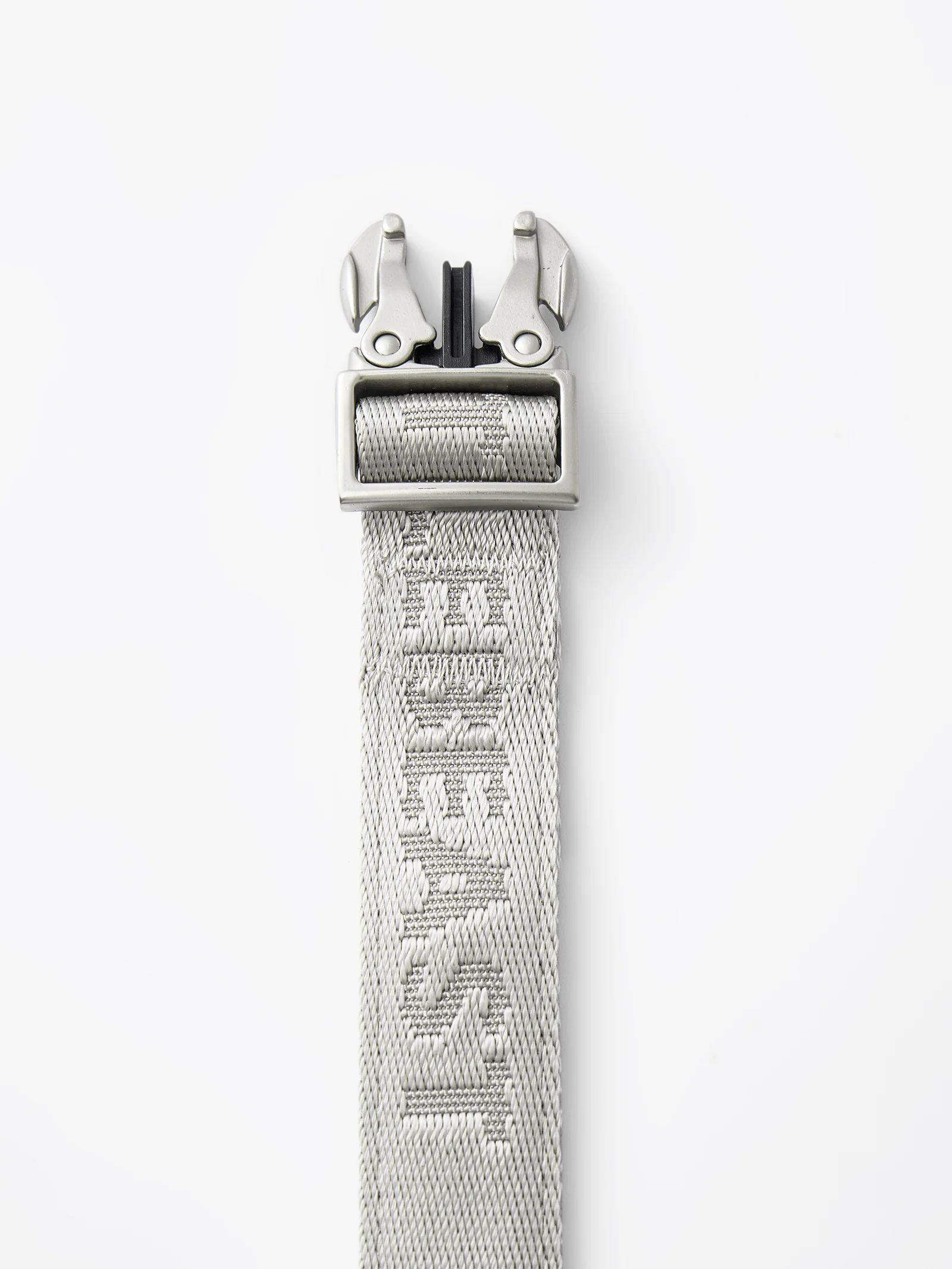 Short silver dog leash by GENTLEBEAST, featuring a sturdy clip and comfortable grip for daily walks.