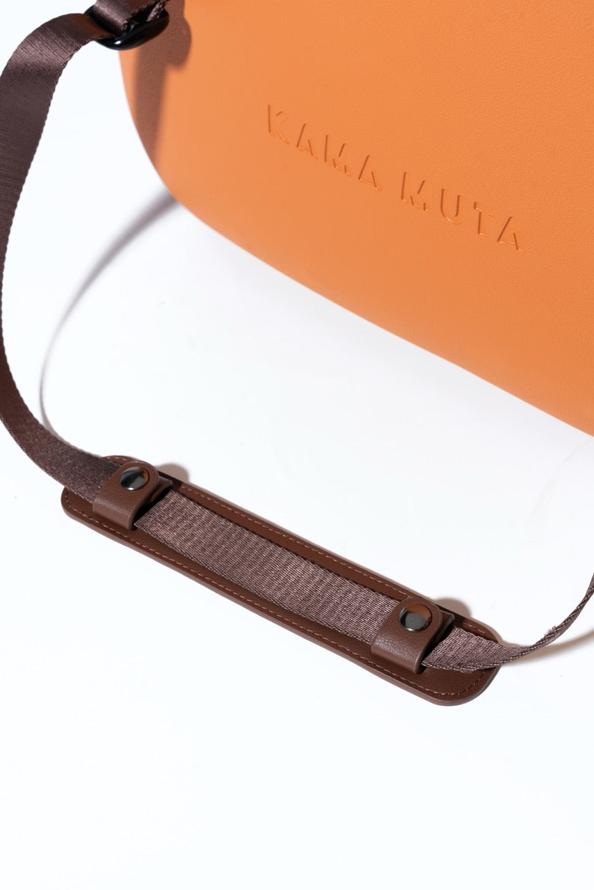 Anti-slip shoulder strap detail on KAMA MUTA small dog carrier bag, designed for stable and comfortable travel.